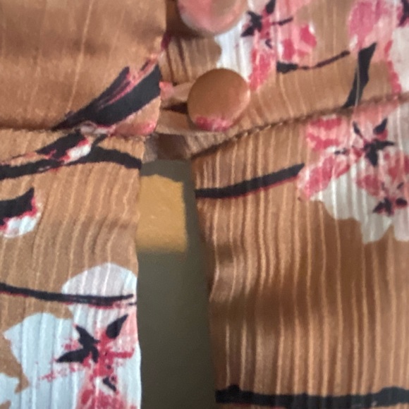 Le Chateau sleeveless cherry blossom top - Picture 5 of 6